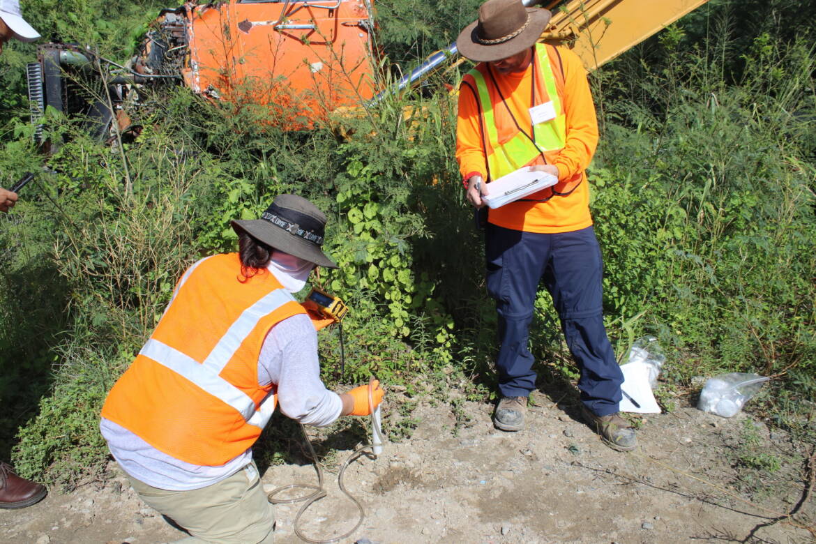 vromipic4_soil-sampling-around-landfill.jpg